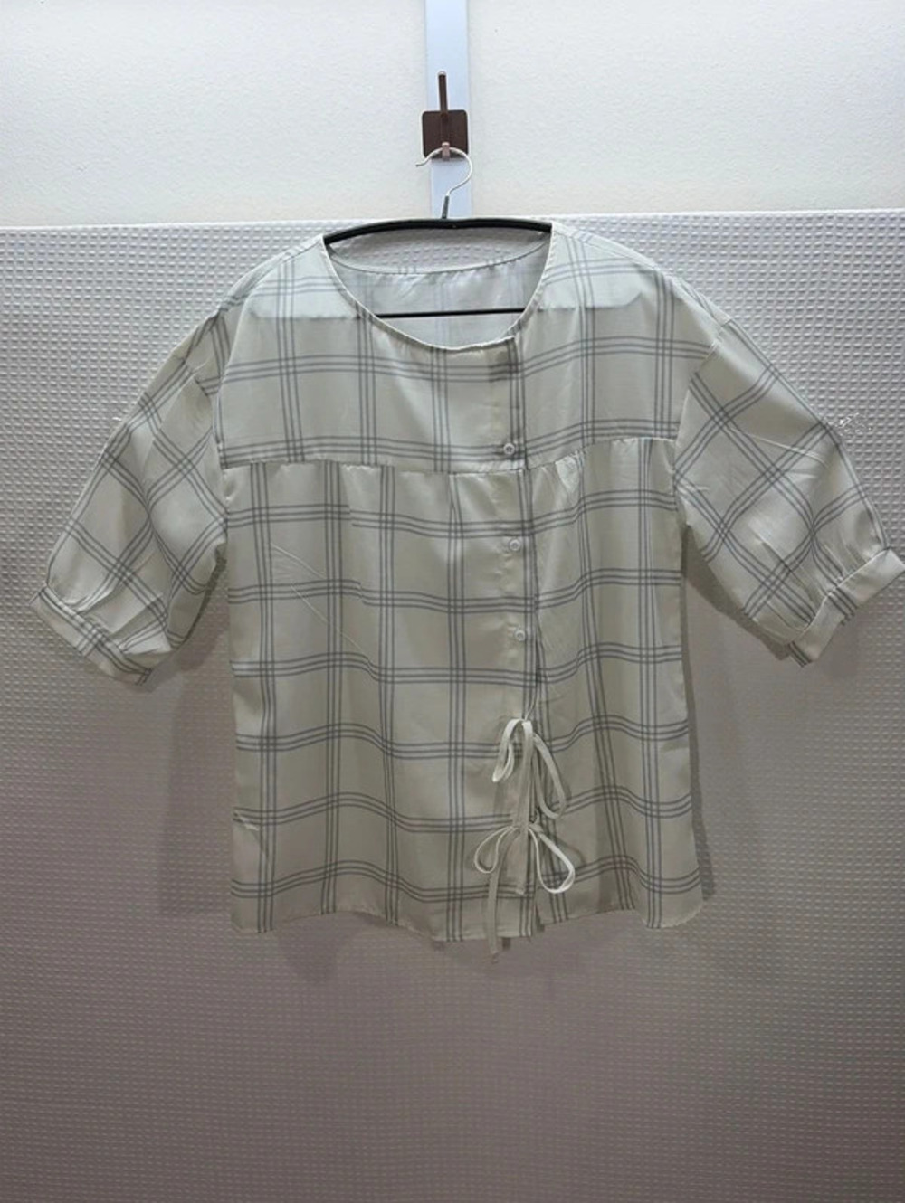 Woman’s Blause cream and gray
